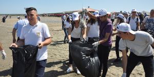 400 öğrenci ve Akıncı sahil temizledi
