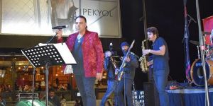 Ozan Orhon City Mall’da konser verdi