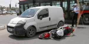 Kırmızı ışıkta durmadı, kazaya neden oldu!