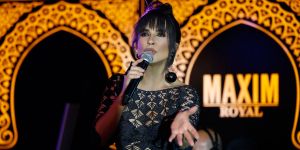 Ayşegül Aldinç, Merit’te sahne aldı