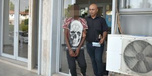 Ölen arkadaşı ile dizüstü bilgisayar çaldı…