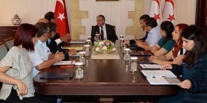 Akıncı, doktorların önünde imzayı attı