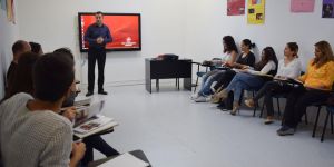 Yetişkinlere yönelik dil kursunu tamamlandı