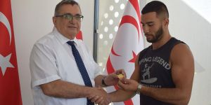 Şampiyon boksörü UFÜ ödüllendirdi