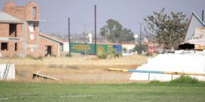 Yıkılan duvar yeniden yapılıyor