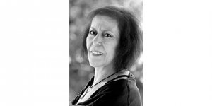 GÖĞSÜNÜN ARDINDA