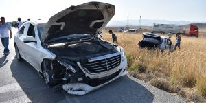 Araç geçerken 2 araca çarptı