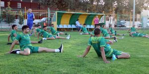 Binatlı sahaya indi