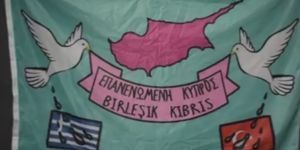 Okul bahçesine "Birleşik Kıbrıs" bayrağı astılar