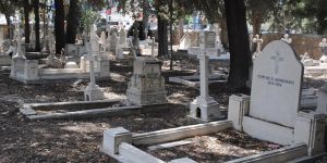 Rum mezarlığı temizlendi