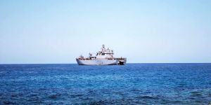 ‘Pantolon ve topuksuz ayakkabı’ giyin!