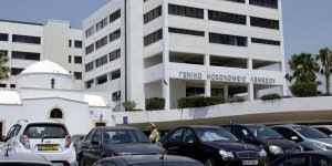 Hasta yakını doktora saldırdı