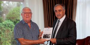 Chamberlain kitabını Akıncı’ya takdim etti