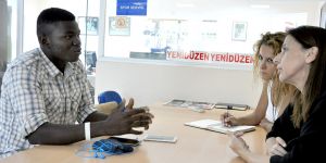 Dokunuyor,  dua ediyor,  iyileştiriyor (!)