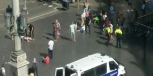 Barcelona'da bir minibüs kalabalığın arasına daldı