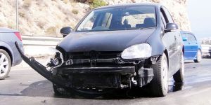 Yoldan çıktı, bariyere çarptı