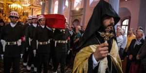 Ermeni Kıbrıs gazisi için kilisede tören