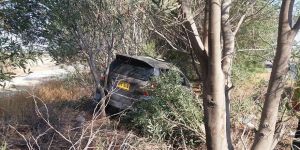 Yolda savruldu, ağaçlara çarptı