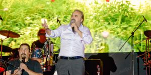 Volkan Konak sevilen şarkılarını seslendirdi