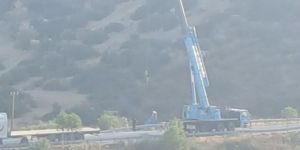 Esentepe-Girne yolunda seyreden bir tırdaki konteyner devrildi