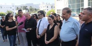 3 sendika Girne Gelir ve Vergi Dairesi’nde uyarı grevi yaptı