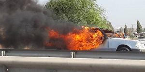 Yolun ortasında alev aldı!