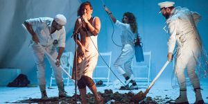 Kıbrıs Festivali  “Gülünç Karanlık” ile devam etti