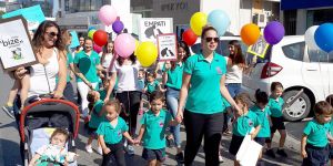 Miniklerden anlamlı yürüyüş