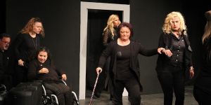 Perde "Kara Tahta" ile açılıyor