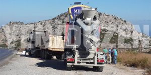 Beton mikseri ve kamyon çarpıştı