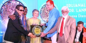 Emirzade’ye ‘Pentasi B Şiirin Altın Sesi 2017’ ödülü…