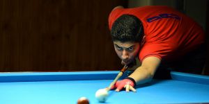 Alnar gözünü madalyaya dikti