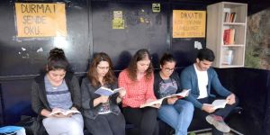 Otobüs duraklarına KİTAPLIK!..“DURMA SEN DE OKU”