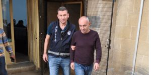 Polis: “Sanık, eşiyle tartıştıklarını, bir süre sonra ‘pat’ diye ses duyduğunu söyledi”