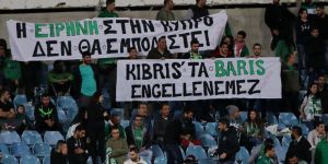Omonia tribünlerinden 'Barış' mesajı...
