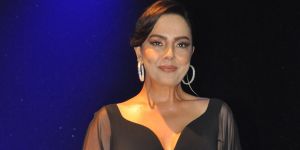 Ebru Gündeş göz doldurdu