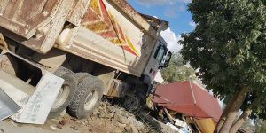 Kamyon eve savruldu!