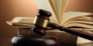 Loizidu, Politis'e tazminat davası açtı