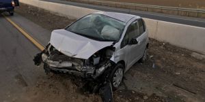 Bariyerlere çarptı, ucuz kurtuldu!