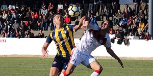 Gençler lidere acımadı: 4-1