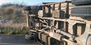 Lastiği patladı, kaza yaptı!