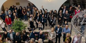 Kıbrıs Town Houses avlusunda ilk buluşma