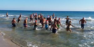 Noel’i denize girerek kutladılar