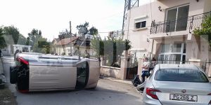 Park halindeki 2 araca çarptı, yol kapandı!