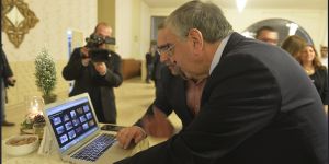 Akıncı, fotoğrafları oyladı…