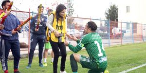 Maç öncesi evlilik teklifi