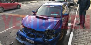 Elektrik direğine çarptı