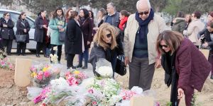 “Yüzündeki gülümsemeyle ışıklar içinde uyusun…