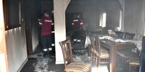 Evin içindeki eşyaları ateşe verdiler...