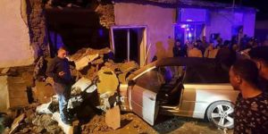 Virajı alamadı, mağazaya girdi!